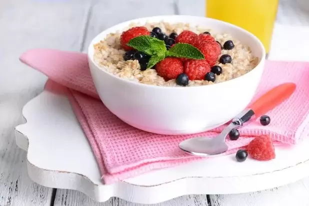 The diet menu for the lazy includes oatmeal with berries for breakfast